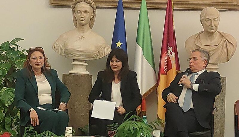 Convegno "Menopausa, la guida". Da sinistra: Laura Ricci di Studiomaker, Margherita Lopes di Fortune Italia e Roberto Tobia, segretario nazionale di Federfarma.